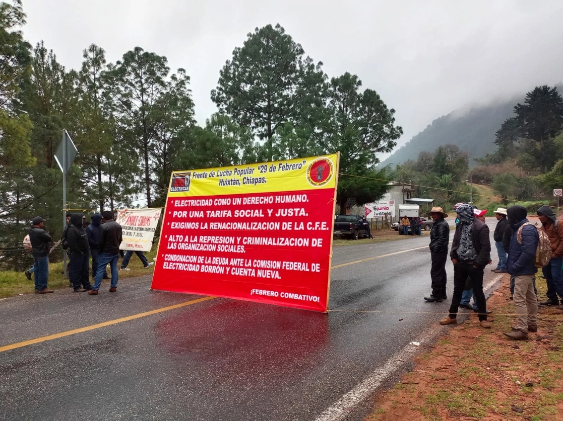Bloqueo del Frente de Lucha Popular 29 de Febrero en la carretera que comunica a San Cristóbal con Ocosingo y Palenque, el 28 de febrero de 2022. Foto La Jornada