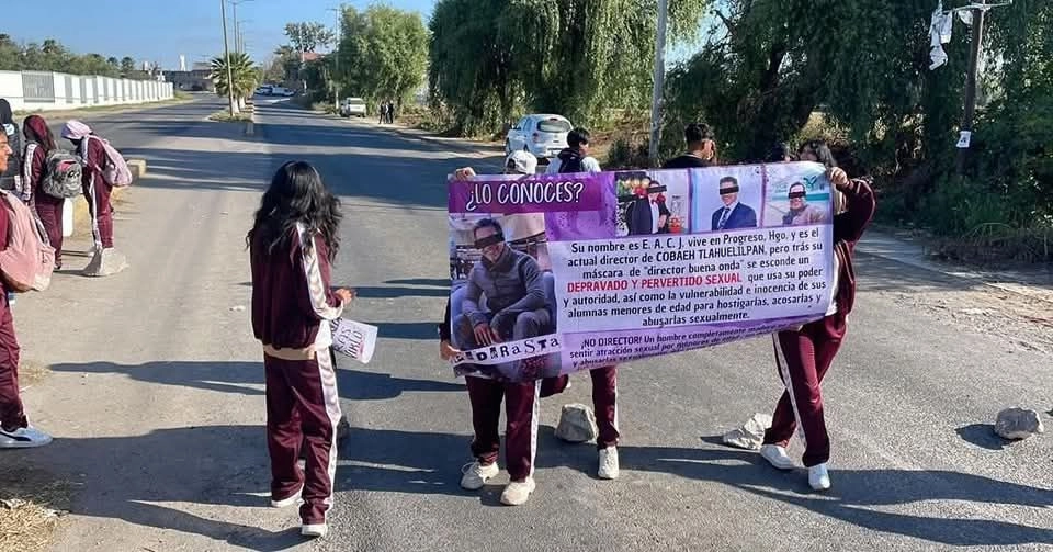 Jóvenes alumnas bloquean carretera