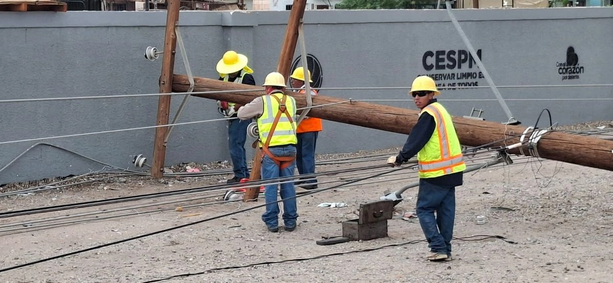 La tarde del lunes 25 de agosto se registraron dos trombas en Mexicali, BC, que dejó sin servicio eléctrico a varias colonias, lo que derivó en la protesta de más de un centenar de personas; en la imagen, trabajadores de la CFE trabajan en la reparación de daños dejados por las trombas. Foto 
