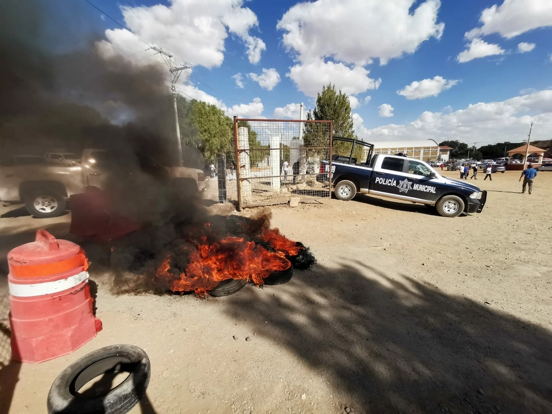 Quema de llantas y el cruce de vehículos, para exigir la aparición con vida del menor Tadeo, de 6 años de edad, secuestrado desde el pasado 20 de diciembre en la comunidad de Chaparrosa, municipio de Villa de Cos. Foto Alfredo Valadez