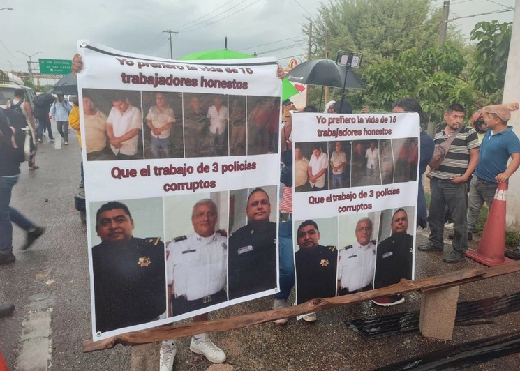 Familiares de los 16 trabajadores de la Secretaría de Seguridad y Protección Ciudadana de Chiapas secuestrados el pasado martes se manifestaron ayer con pancartas en la autopista que comunica San Cristóbal de Las Casas con Tuxtla Gutiérrez, a fin de exigir la presentación de sus seres queridos con vida. Foto 'La Jornada'