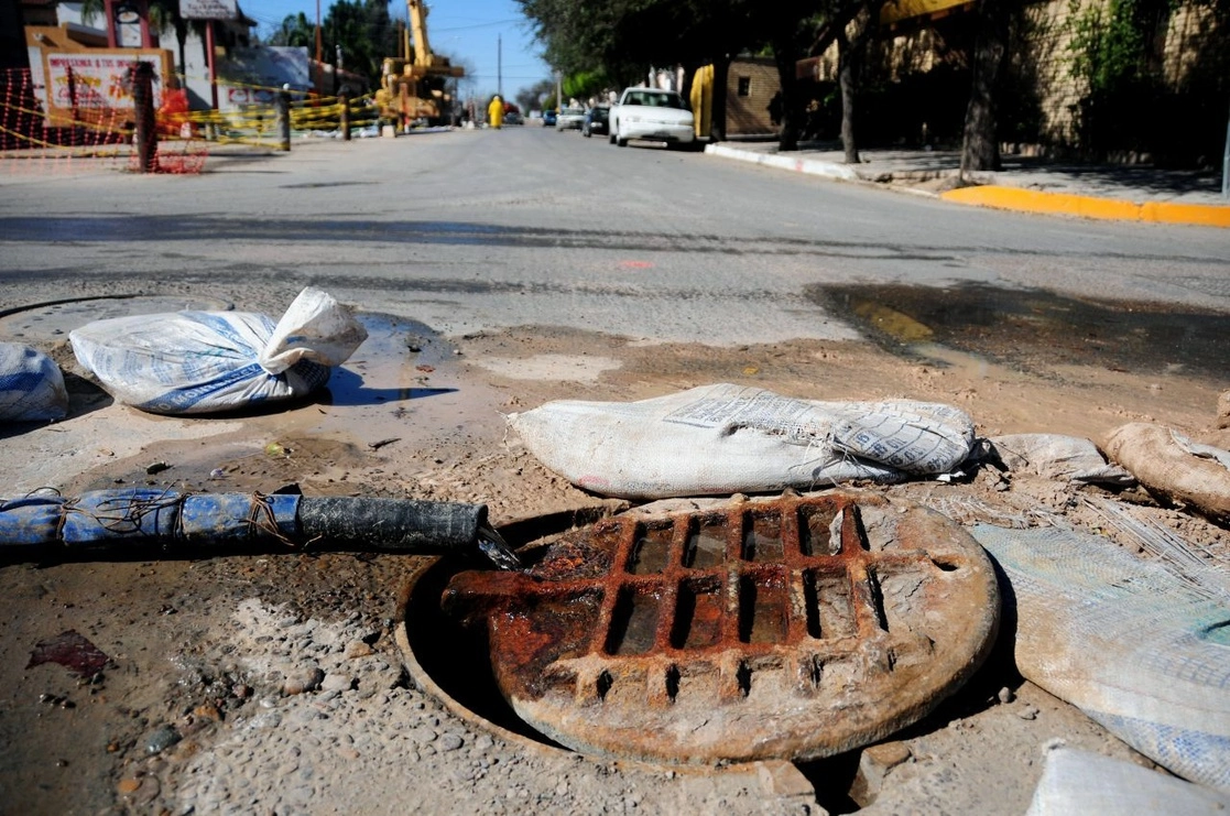 Obras de drenaje en el centro de Nuevo Laredo, Tamaulipas. Foto Cuartoscuro 