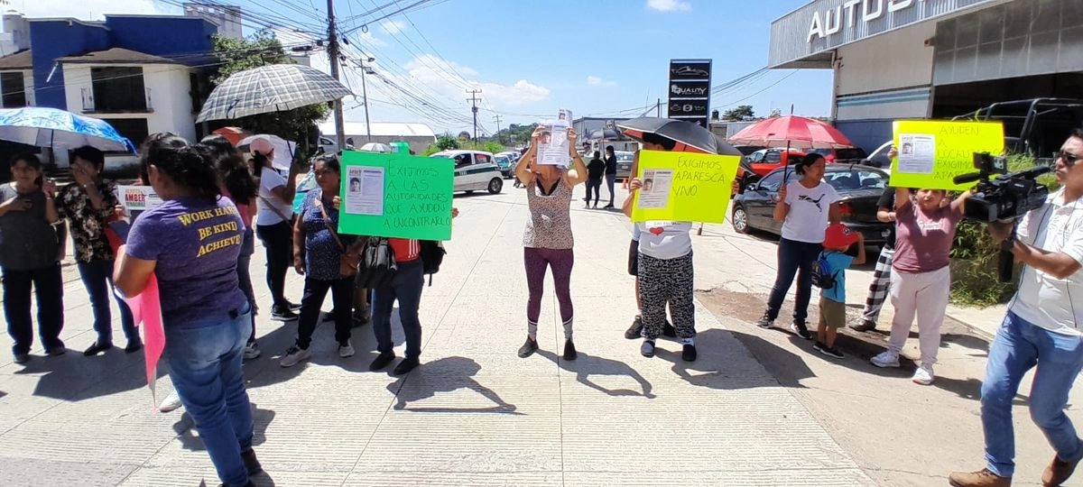 Familiares y vecinos bloquearon la carretera Las Trancas–Coatepec para exigir la localización de dos menores desaparecidos en Emiliano Zapata. Foto