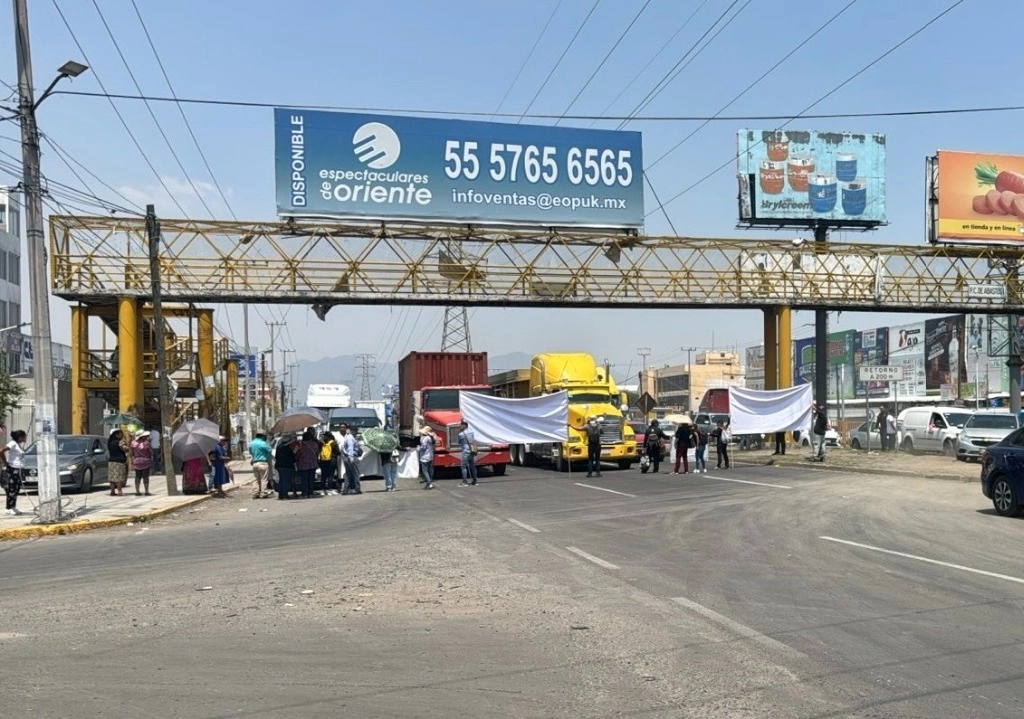 Familiares de Rogelio Arias Barrios, bloquearon vialidades para exigir a las autoridades la localización del joven desaparecido hace dos semanas. Foto La Jornada