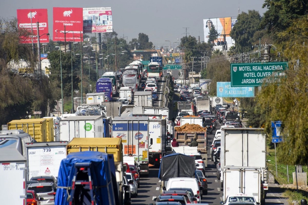 Tráfico en la carretera México-Toluca, a la altura de las plazas Outlet, tras un bloqueo en la zona. Imagen del 27 de octubre de 2025. Foto 