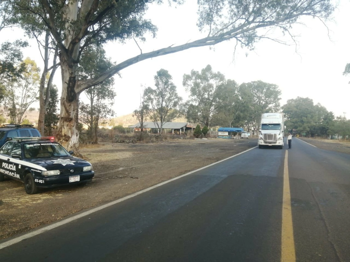 La SSP Michoacán informó que realiza “labores viales sobre la carretera que conduce al municipio de Zacapu”, ante el bloqueo de habitantes de la comunidad de Santa Fe de la Laguna. Foto tomada del Twitter @MICHOACANSSP