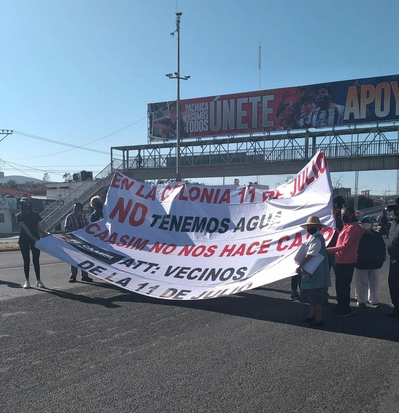 Pobladores de la colonia 11 de Julio de Mineral de la Reforma, Hidalgo, se quejan de que el agua falta durante tres o cuatro días a la semana. Y cuando hay, solo es por unas cuantas horas. Foto Juan Ricardo Montoya