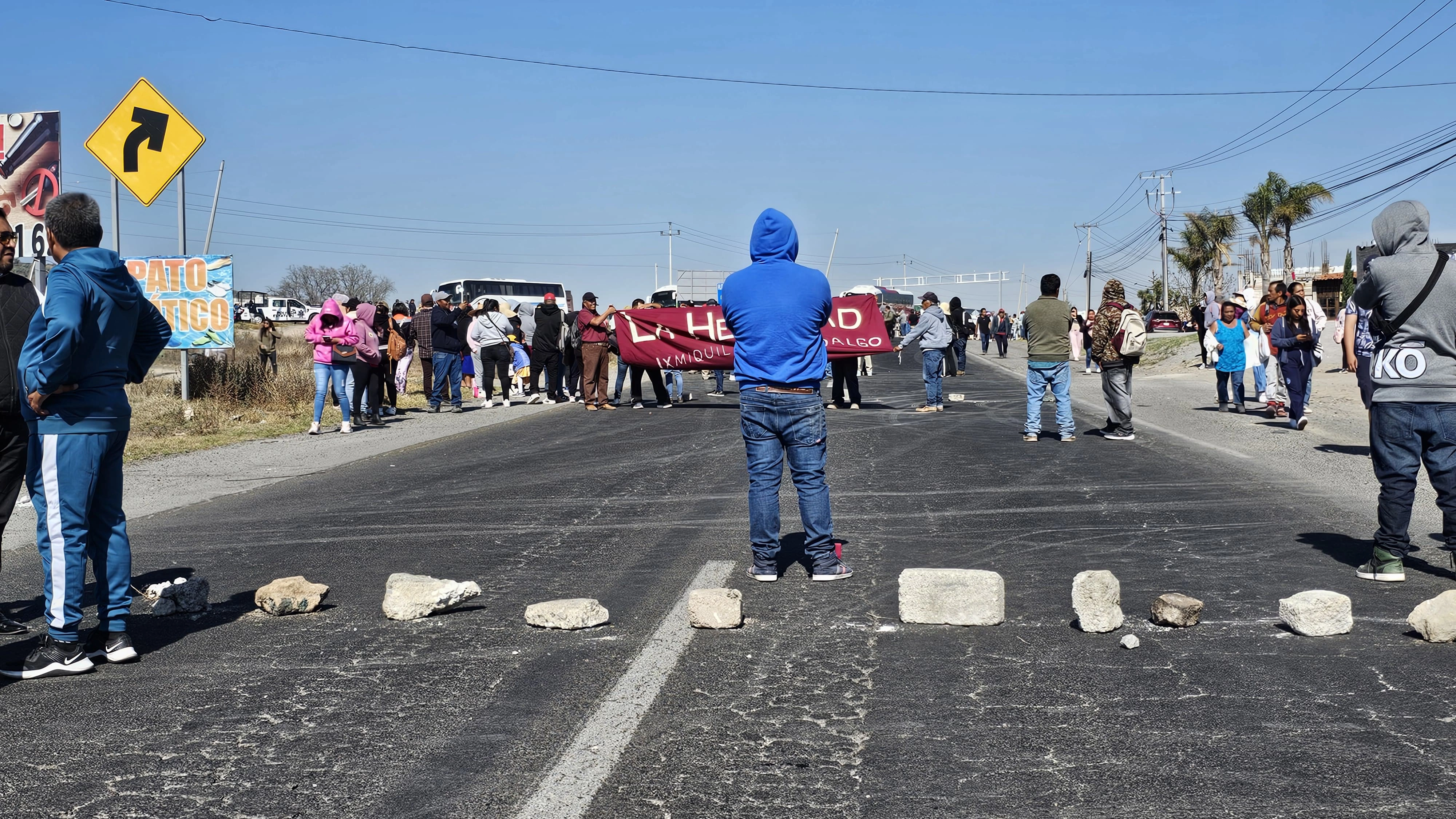 Pobladores de 10 localidades de Ixmiquilpan, Hidalgo bloquearon por más de dos horas la circulación en ambos sentidos de la carretera México-Laredo para exigir la regularización de predios. Foto 