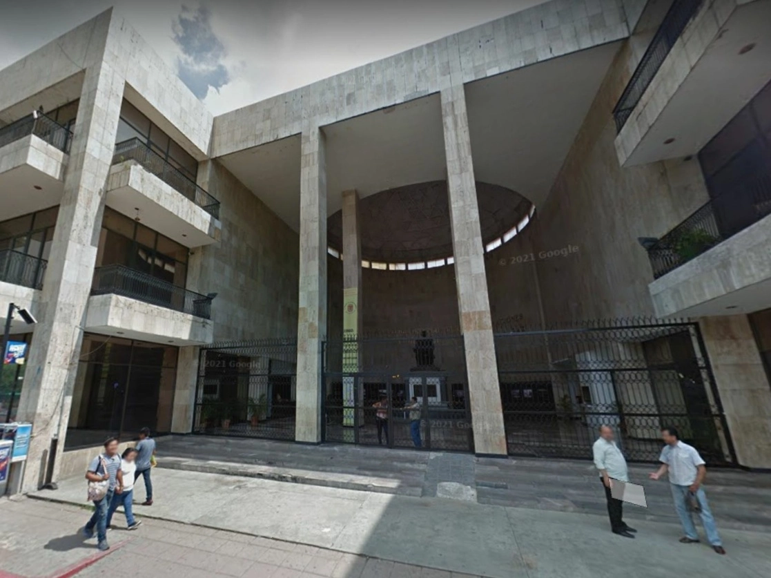 Integrantes de diferentes organizaciones del Frente Nacional en Defensa de la reforma eléctrica se manifestaron frente al Congreso de Chiapas, en Tuxtla Gutiérrez. Foto tomada de Google Street View