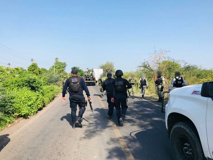 Integrantes de la SSP de Michoacán reabrieron dos puntos carreteros en Buenavista y Apatzingan. Foto @MICHOACANSSP