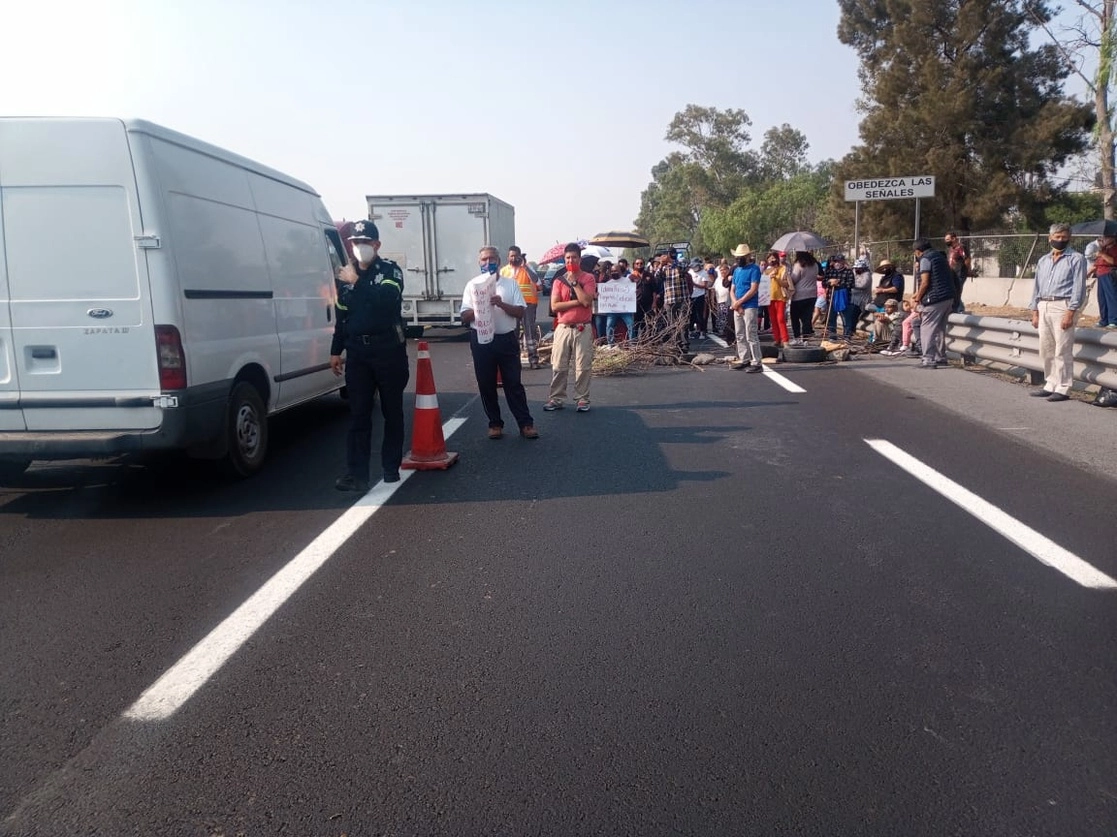 Vecinos de Ecatepec realizaron un bloqueo carretero para pedir servicio de agua en sus colonias, el 26 de abril de 2021. Foto La Jornada 