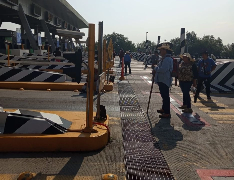 Usuarios de la autopista llevan cerca de tres horas detenidos, y en tanto, quiénes buscan alternativas se dirigen hacia la Vía José López Portillo y hacia Cuautitlán y Tultitlán para evitar el congestionamiento vial. Foto
