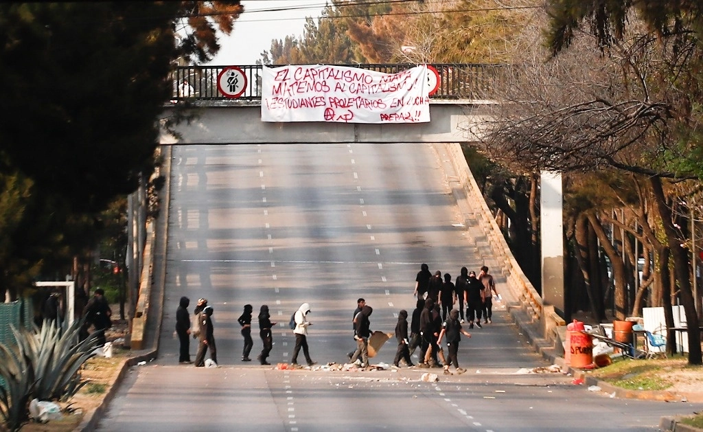 Estudiantes de la Prepa 2 liberan el Circuito Interior tras acordar mesa de diálogo con autoridades.Foto: Víctor Camacho