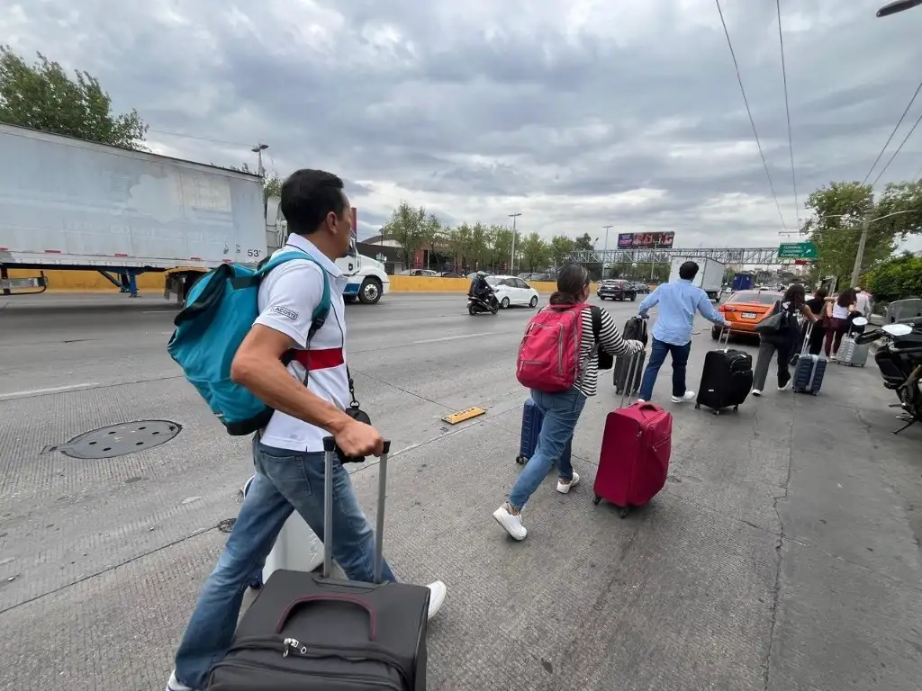 Vecinos levantaron el plantón. Cientos de pasajeros del AICM se vieron afectados. Foto: Alfredo Domínguez