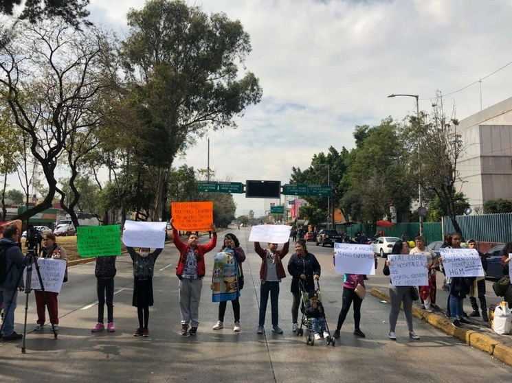 Familiares de niños con cáncer bloquean el Circuito Interior, a la altura del Hospital General de La Raza piden medicamentos para tratamientos de los menores con cáncer. Foto Alfredo Domínguez