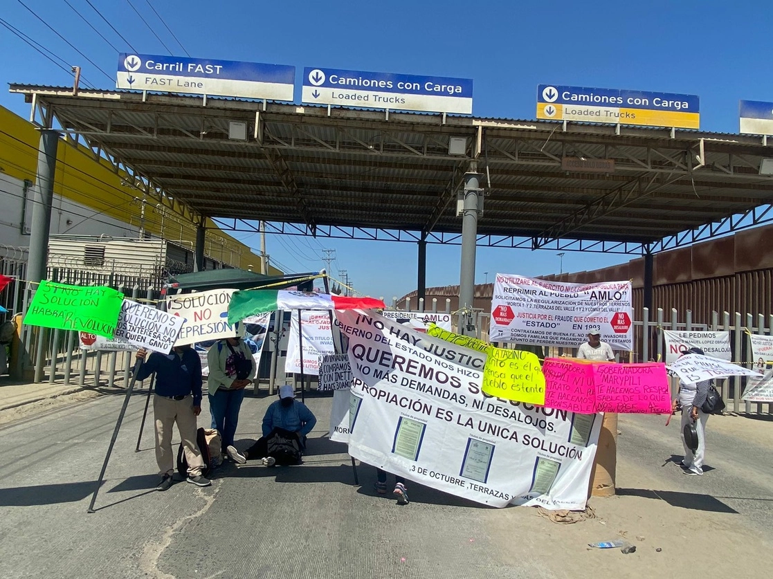Colonos de La Morita bloquearon con sillas y algunos vehiculos la garita de Otay, el 25 de julio de 2022. Foto La Jornada Baja California