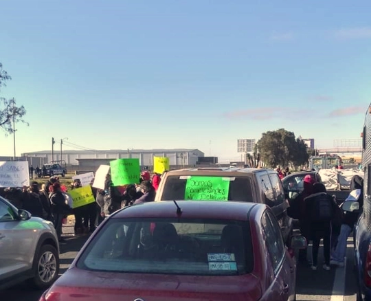Los comerciantes advirtieron que en caso de que las autoridades sigan en su postura van a mantener el bloqueo de manera permanente. Foto Juan Ricardo Montoya