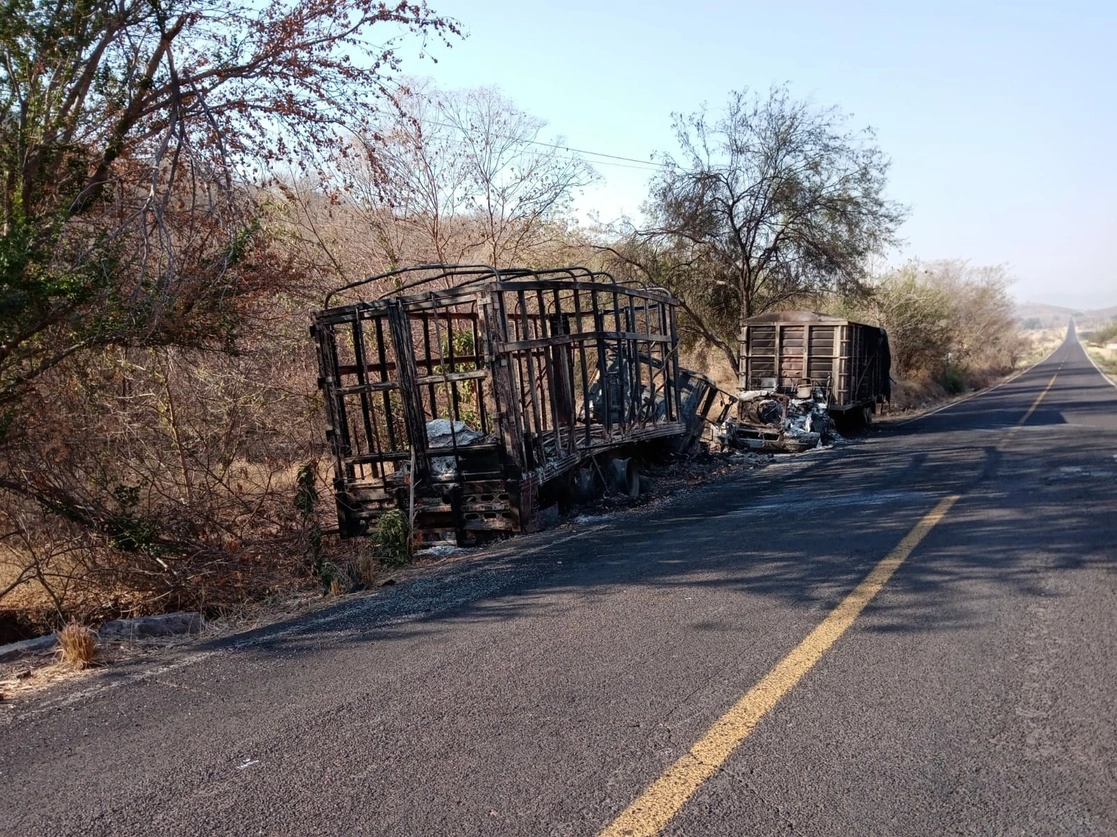 La carretera Aguililla-Apatzingán  ha permanecido bloqueada intermitentemente en los últimos tres meses. Foto Ernesto Martínez