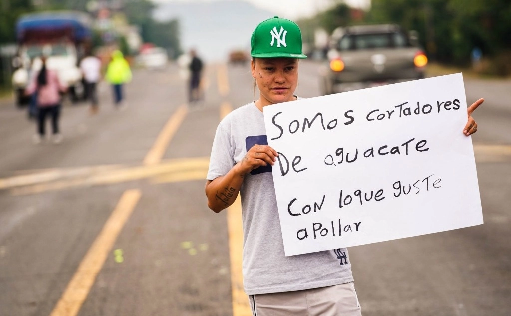 Ante la falta de trabajo, cortadores de aguacate salieron a las calles de Uruapan a solicitar apoyo económico a la población, debido a la suspensión de exportación del llamado oro verde hacia Estados Unidos. Los propietarios de las huertas disminuyeron las contrataciones para realizar trabajo de campo. Foto Juan José Estrada Serafín/ Cuartoscuro/ La Jornada