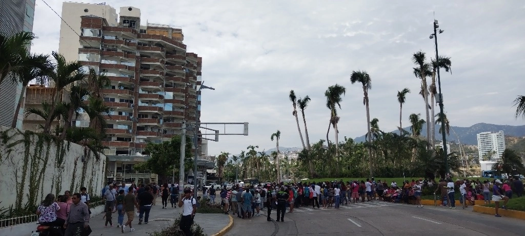 Una vecina de la colonia Cumbres de Llano Largo reprochó que gastaba hasta 200 pesos sólo por ir a preguntar el estatus de su trámite. Foto Héctor Briseño