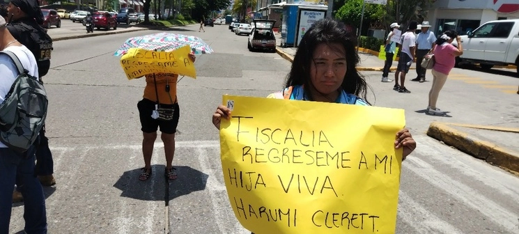 Familiares de la joven desaparecida en Acapulco exigieron a las autoridades su pronta localización. Foto Héctor Briseño 