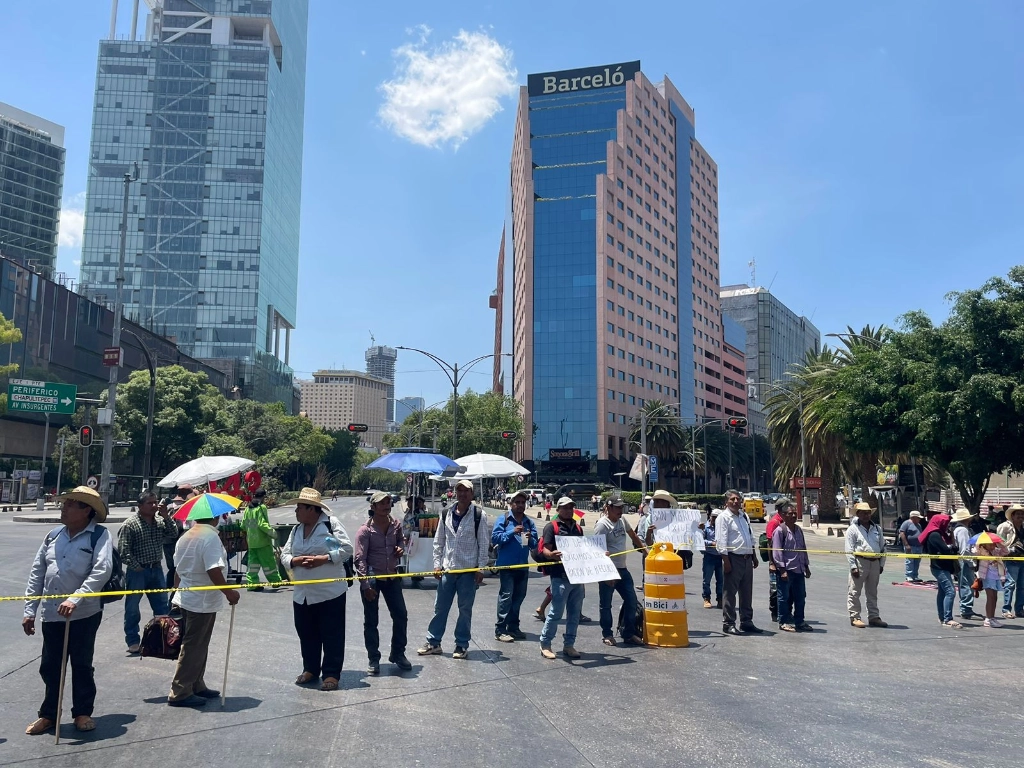 Los manifestantes se encuentran en el cruce de Paseo de la Reforma y Avenida Juárez. Imagen Jessica Xantomila 