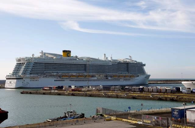 Un crucero con unas 7 mil personas a bordo fue bloqueado cerca de Roma, por casos  sospechosos de coronavirus. Foto Afp 