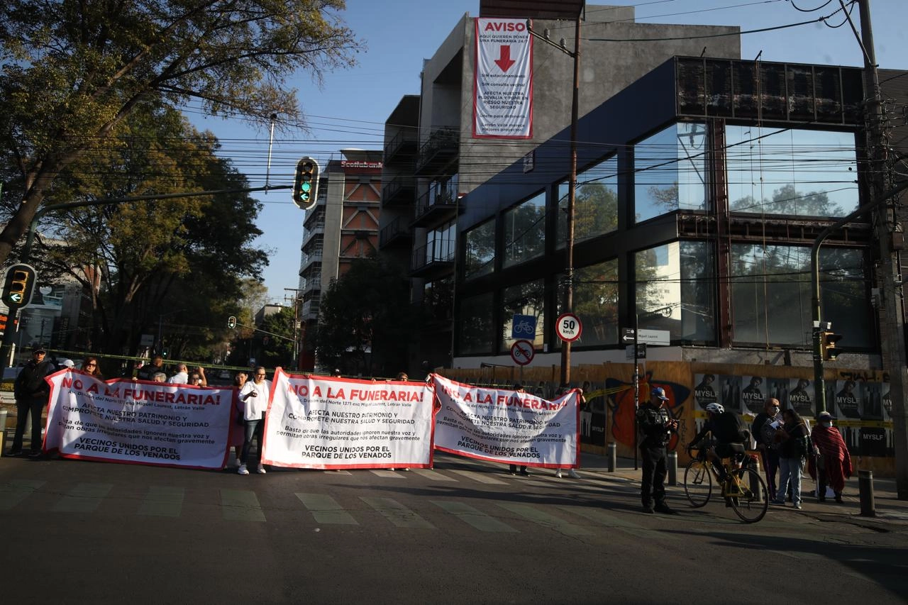 Vecinos de la Alcaldía Benito Juárez cerraron la circulación en la avenida División del Norte y Miguel Laurent para manifestar su rechazo a la construcción de una funeraria en dicha ubicación en la Ciudad de México, el 27 de febrero del 2025. Foto