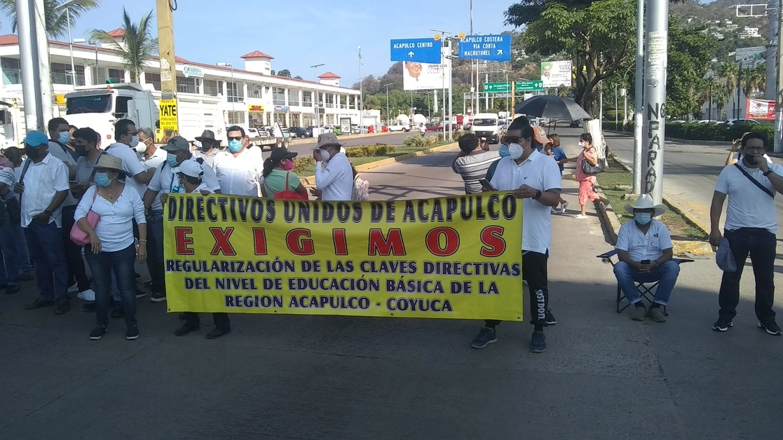 Protesta de docentes en el bulevar de las Naciones, en la zona Diamante del puerto de Acapulco, el 31 de mayo de 2021. Foto Héctor Briseño