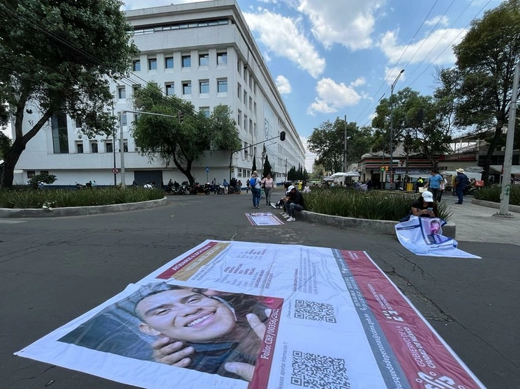 Familiares de Miguel Ángel Arzate, quien desapareció cuando trabajaba en la alcaldía Iztapalapa, bloquean la avenida Fray Servando Teresa de Mier, al cruce con la calle Gabriel Hernández, frente a la Fiscalía capitalina, para exigir la aceleración de su búsqueda. Foto Alfredo Domínguez