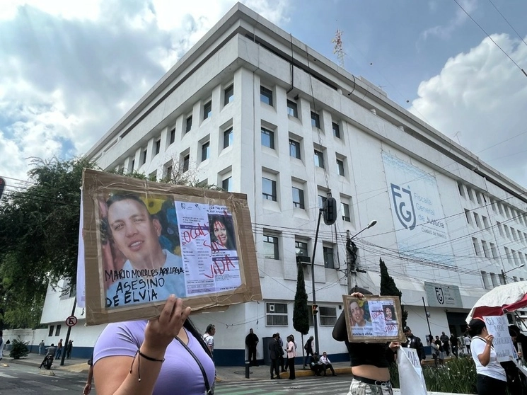 Familiares y amigos de Elvia Velázquez, quien presuntamente fue asesinada por su pareja sentimental, bloquean el cruce de avenida Río de la Loza y Digna Ochoa, frente a la Fiscalía capitalina, para exigir la detención de Mario 'N' y que el crimen sea catalogado como feminicidio, el 10 de julio de 2023. Foto Alfredo Domínguez