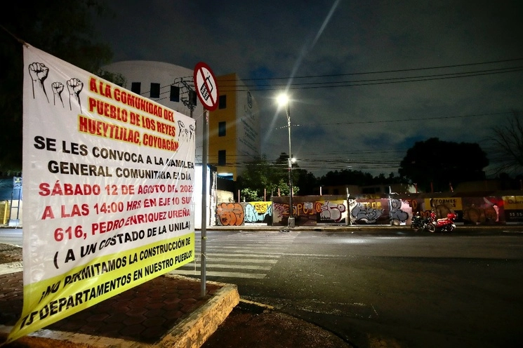 Vecinos de la colonia Los Reyes Hueytlilac, alcaldía Coyoacán, denunciaron la construcción de 75 departamentos en una zona de conservación patrimonial en Eje 10 Sur por la empresa Quiero Casa. Foto Luis Castillo