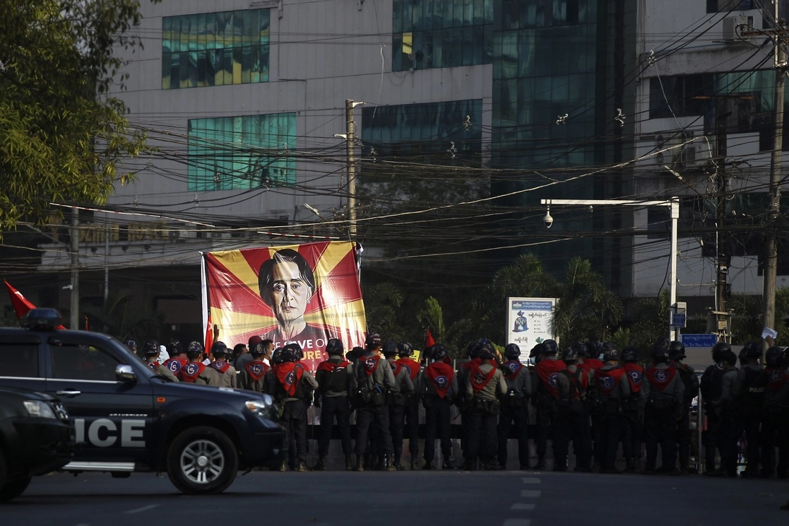 Policías frente a un afiche del líder derrocado Aung San Suu Kyi. Foto Ap