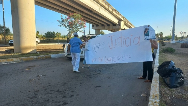Protesta de familiares por el feminicidio de Leslie Alejandra en el puente Internacional Ignacio Zaragoza que comunica a Matamoros con Brownsville, el 18 de septiembre de 2023. Foto Julia Le Duc