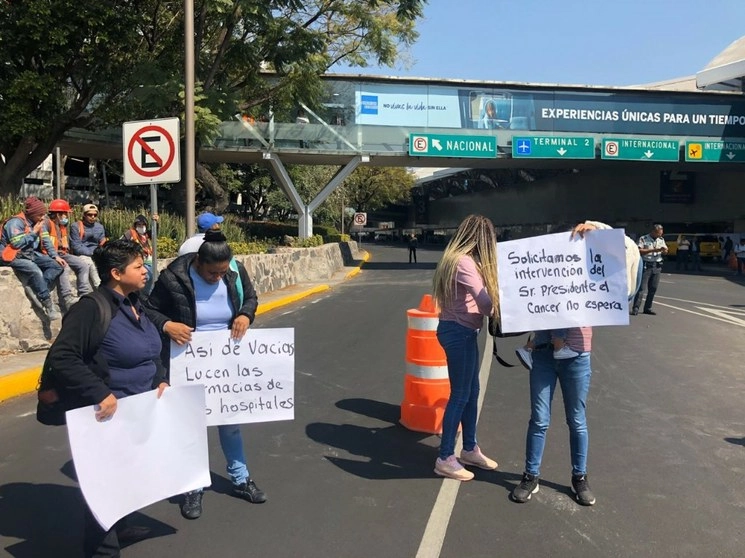 Familiares  de niños con cáncer bloquearon la avenida principal de acceso a la Terminal 1 del Aeropuerto Internacional de la Ciudad de México. Foto Alfredo Domínguez