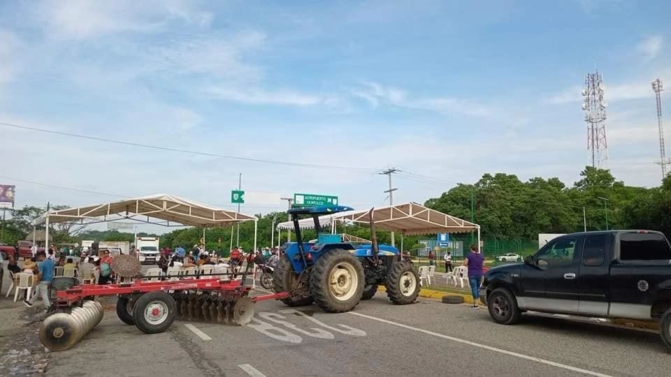 Los pobladores bloquearon la carretera federal 200, pero ante la indiferencia decidieron cerrar también los accesos al aeropuerto de Huatulco. Foto Tomada de Facebook Mercado Libre Huatulco 