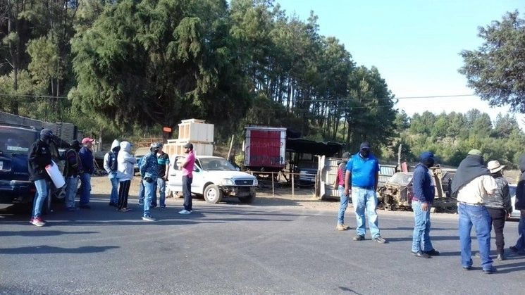 Otro bloqueo de comunidades purépechas en la carretera de Uruapan. Foto La Jornada / Archivo