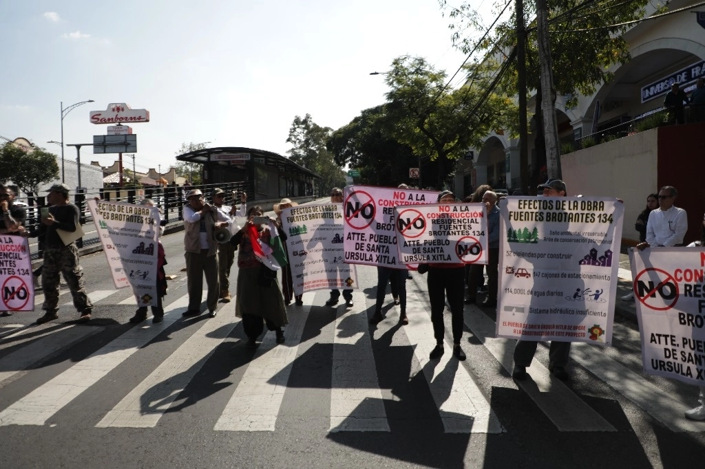 Integrantes de la organización Yo defiendo Fuentes Brotantes protestan y cierran la avenida Insurgentes, para exigir a las autoridades que detengan el ecocidio en el predio ubicado en la calle Fuentes Brotantes 134, en el pueblo de Santa Úrsula Xitla, Tlalpan, en la Ciudad de México. Foto Jair Cabrera Torres
