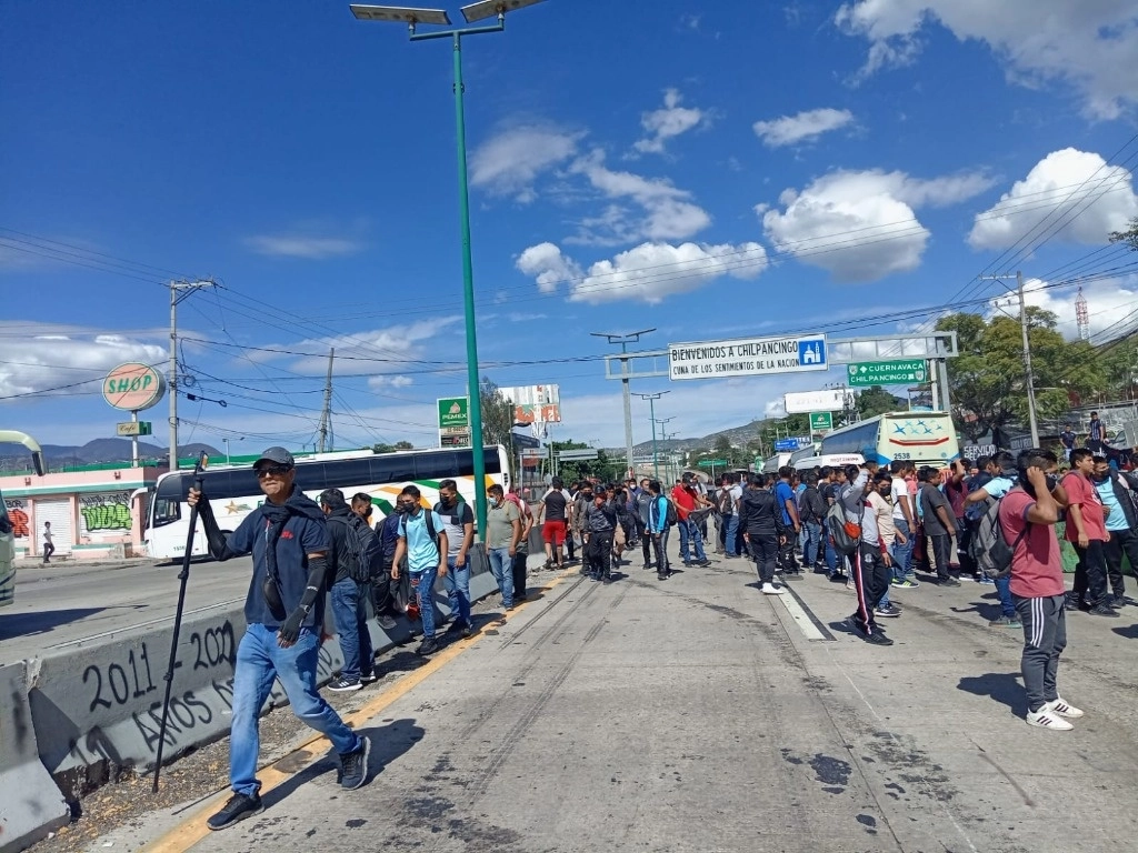 Los estudiantes exigen justicia para sus compañeros. Foto La Jornada