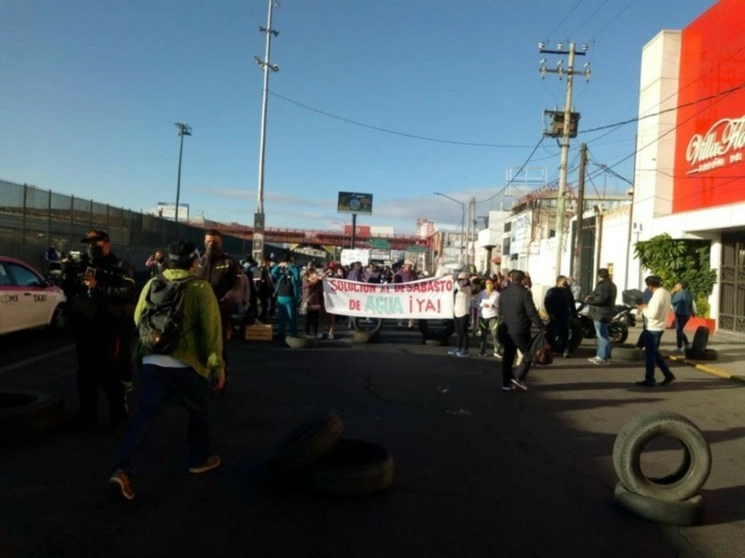 El bloqueo provocó severo congestionamiento vehicular. Foto La Jornada