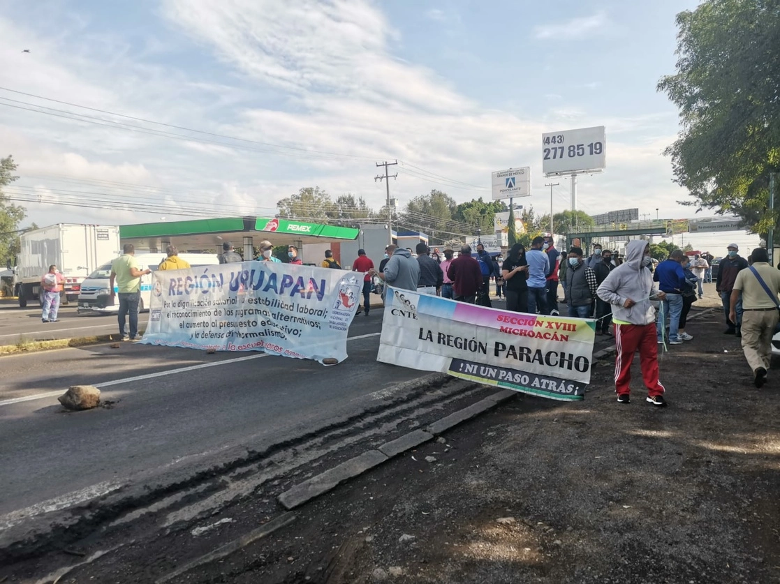 Desde las 8:00 horas, trabajadores de la educación bloquearon los accesos provenientes de Charo-Maravatío y Ciudad de México por la carretera libre, el 2 de agosto de 2021. Foto La Jornada