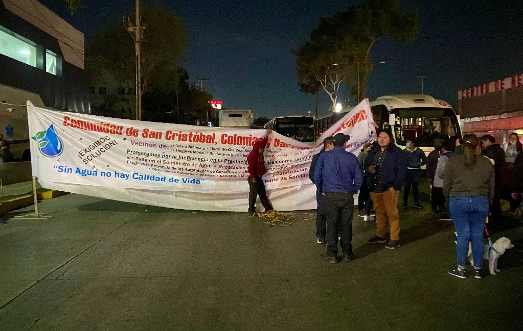 Los afectados exigen que la autoridad municipal garantice el acceso a este derecho humano. Foto Javier Salinas