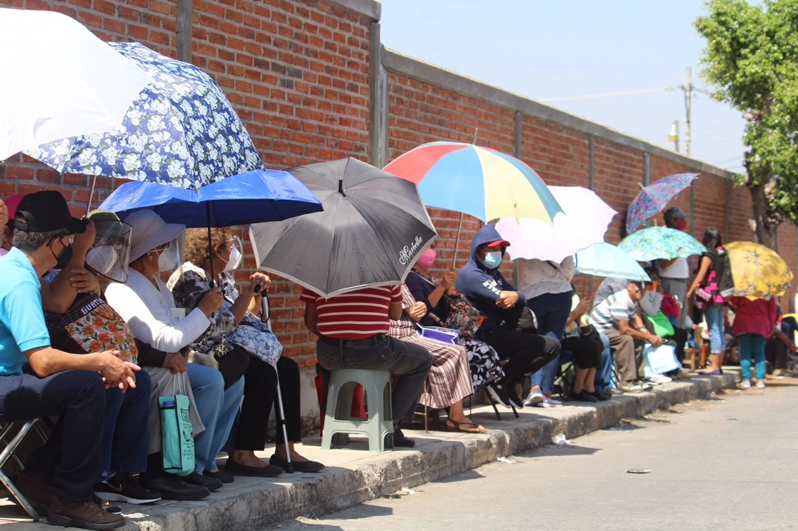 Decenas de adultos mayores se forman desde las cuatro de la mañana en el perímetro de la secundaria federal número uno “Antonio Caso”, de Cuautla, donde se habilitó un centro para aplicar la vacuna, el 11 de marzo de 2021. Foto Rubicela Morelos