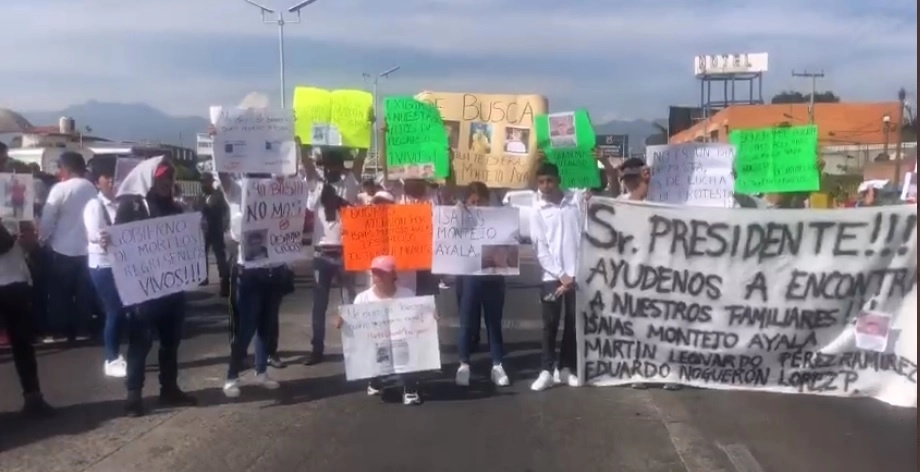 Familiares de los desaparecidos exigieron la presentación con vida. Foto La Jornada