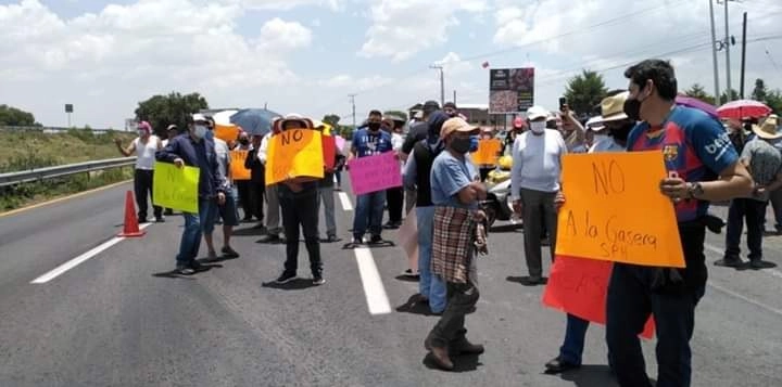 Pobladores de San Pedro Huaquilpan bloquearon la circulación de la autopista México-Pachuca en protesta contra la instalación de una planta de la empresa "Regio Gas". Foto Juan Ricardo Montoya