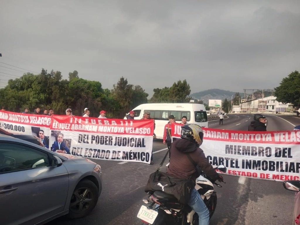 Manifestantes bloquearon la autopista México-Pachuca para exigir la destitución de un Juez del Poder Judicial. Foto La Jornada 