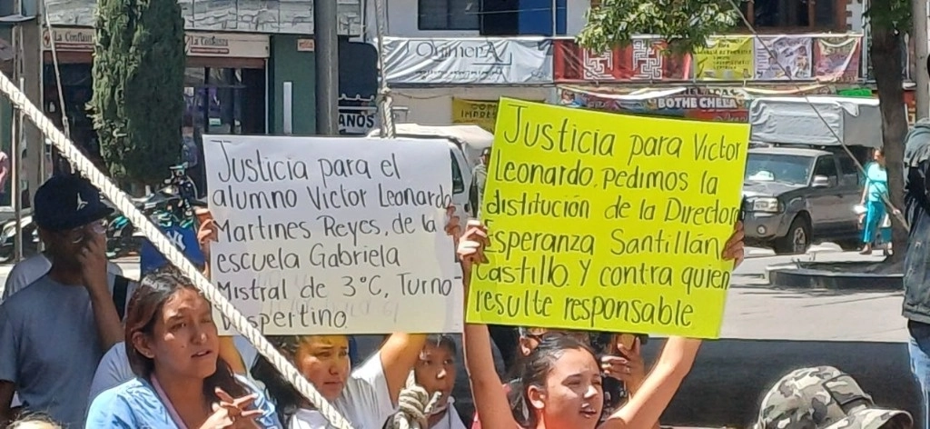 El accidente ocurrió alrededor de las 14:30 horas del jueves 22 de febrero y el menor falleció el domingo en terapia intensiva, luego de sufrir cuatro paros cardiorrespiratorios. Foto La Jornada 