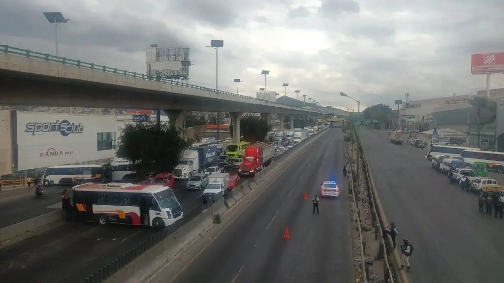 En tanto, conductores de vehículos de transporte público, de carga y particulares, buscaron alternativas para evitar el congestionamiento en la autopista México-Querétaro. Foto 'La Jornada'