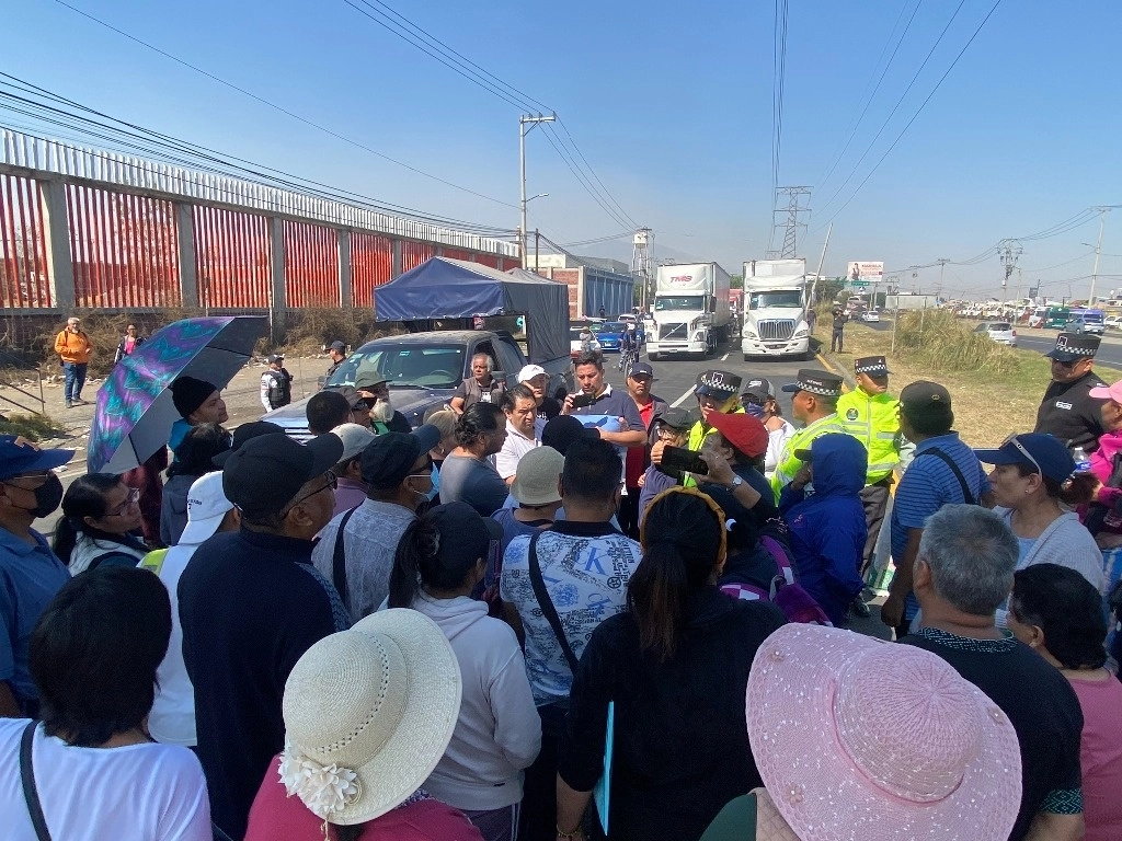 Vecinos del fraccionamiento La Guadalupana, en el municipio de Ecatepec, estado de México, bloquearon ayer la carretera federal Texcoco-Lechería para exigir a las autoridades que se les abastezca de agua por las redes domiciliarias, servicio del que carecen desde hace dos semanas. Foto Javier Salinas Cesáreo 



