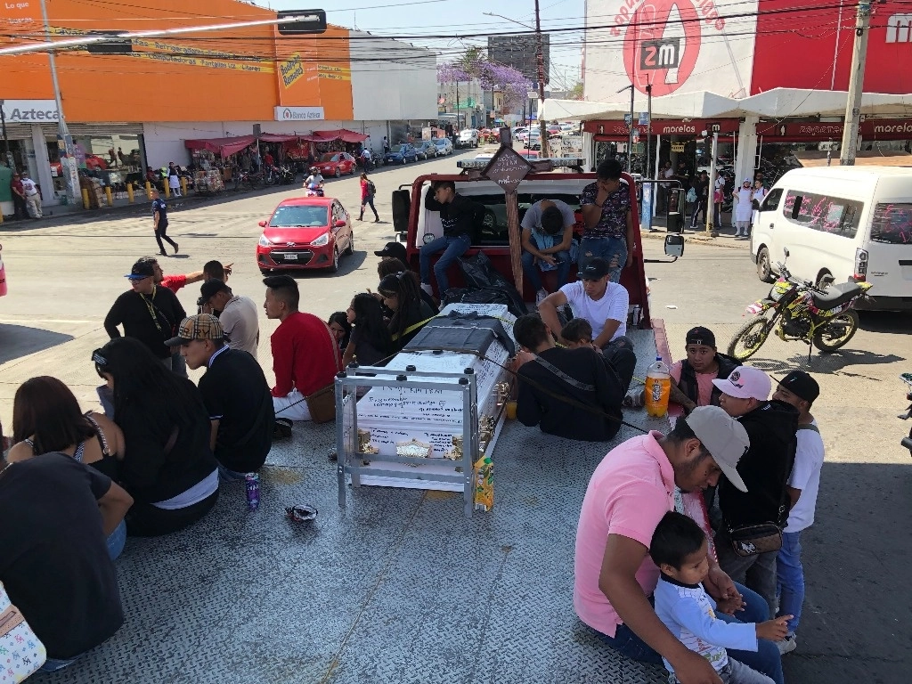 Luego de casi tres horas, los familiares retiraron el bloqueo para ir a sepultar a Brian, en el panteón de San Isidro Atlautenco, el 21 de marzo de 2023. Foto Javier Salinas